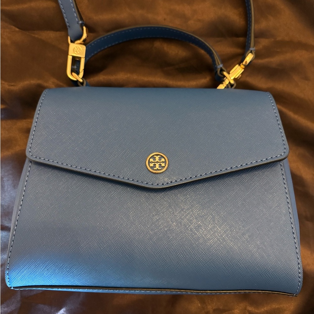 📍 Like-New Tory Burch Crossbody Bag — Blue + Gold Accents 🧵✨